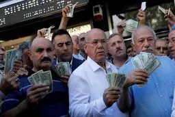خرید سکه بیشتر ریسک دارد یا دلار؟ | کاهش دلار تا کجا ادامه دارد؟