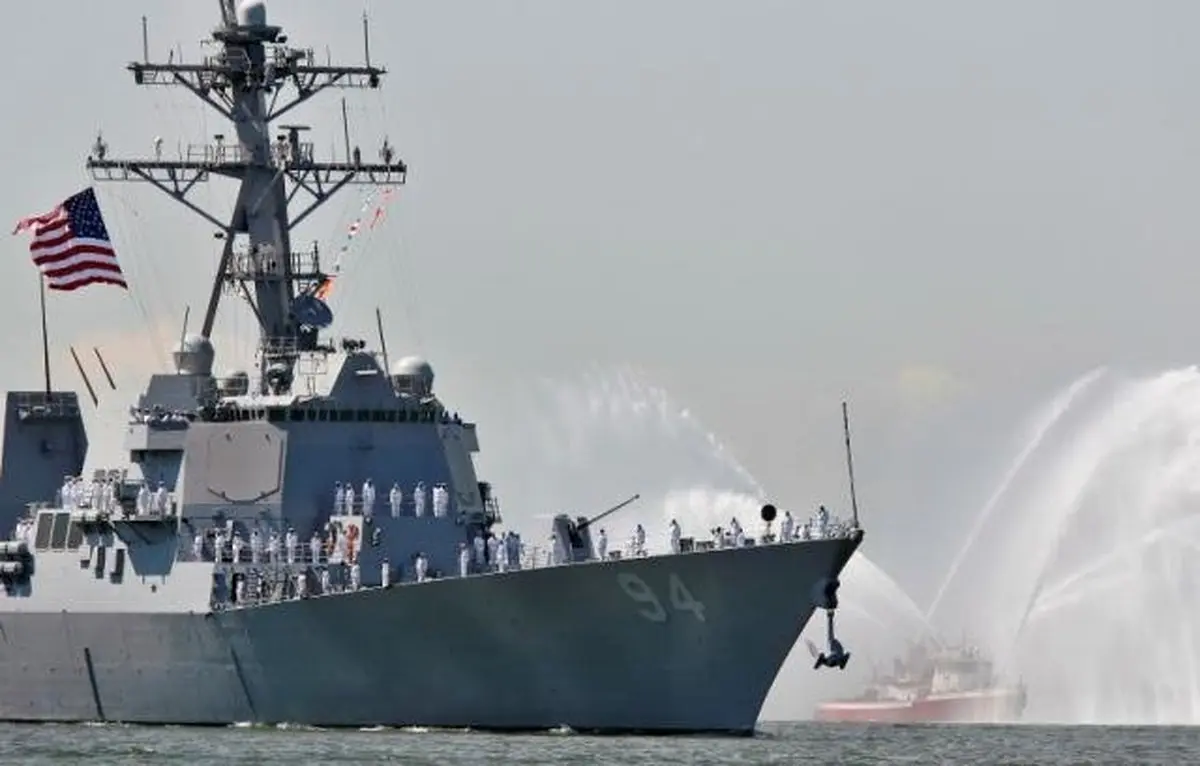 قایق‌های تندرو ایران به ناوشکن آمریکایی نزدیک شدند