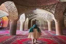 یک ممنوعیت جدید: عکاسی خانم ها بدون چادر در مسجد نصیرالملک شیراز ممنوع! | مامورانی برای تذکر در مسجد گذاشته شد
