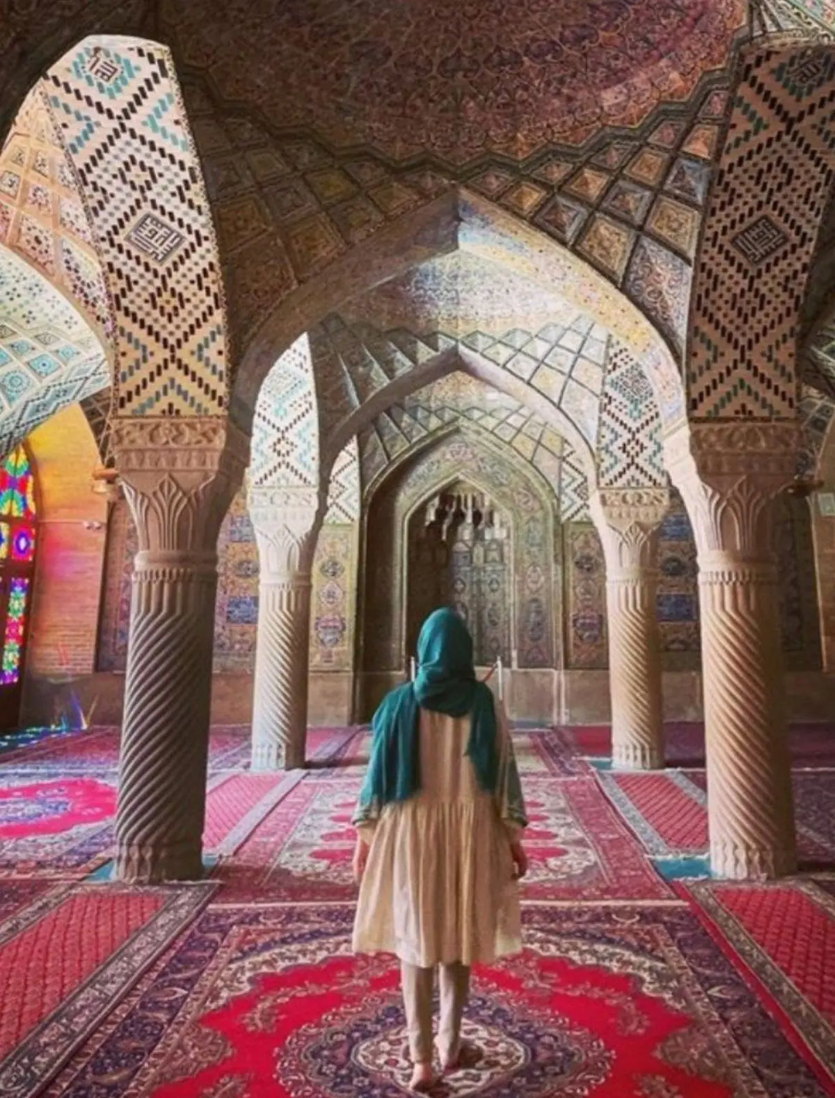 یک ممنوعیت جدید: عکاسی خانم ها بدون چادر در مسجد نصیرالملک شیراز ممنوع! | مامورانی برای تذکر در مسجد گذاشته شد
