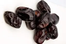 خرما یک داروخانه است | خوردن خرما همراه این ها معجزه میکند + ویدیو 