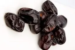 خرما یک داروخانه است | خوردن خرما همراه این ها معجزه میکند + ویدیو 