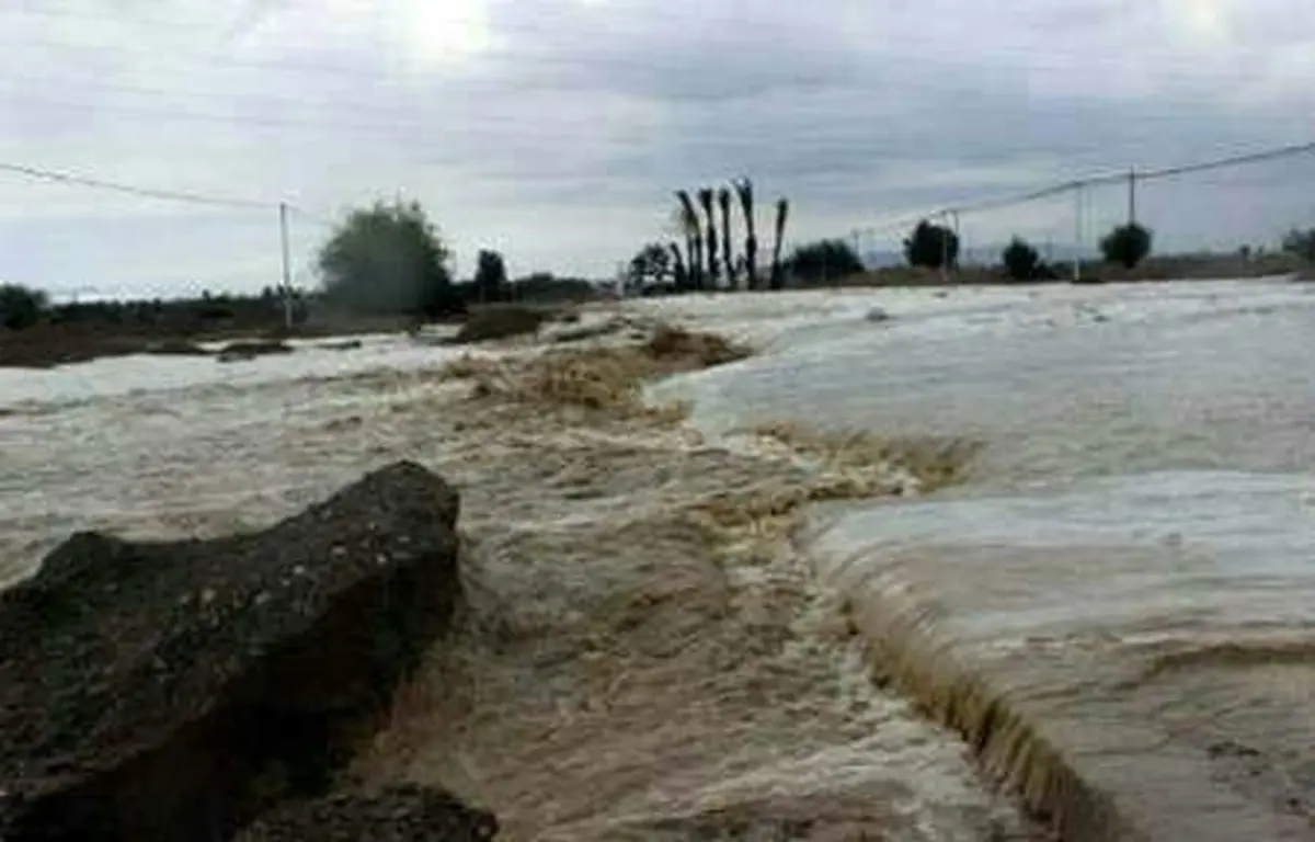 محبوس شدن ۱۰ نفر در خودروی سنگین گرفتار در سیل تنگه