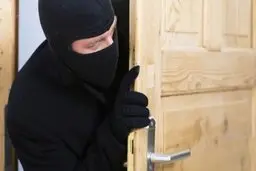 این مادر و پسر برای خرید ماشین و خانه از فامیل خود سرقت کردند 