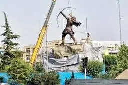 مخالفت عجیب با نماد ملی | سیکس‌پک مجسمه آرش کمانگیر "تحریک‌کننده" خوانده شد +ویدئو