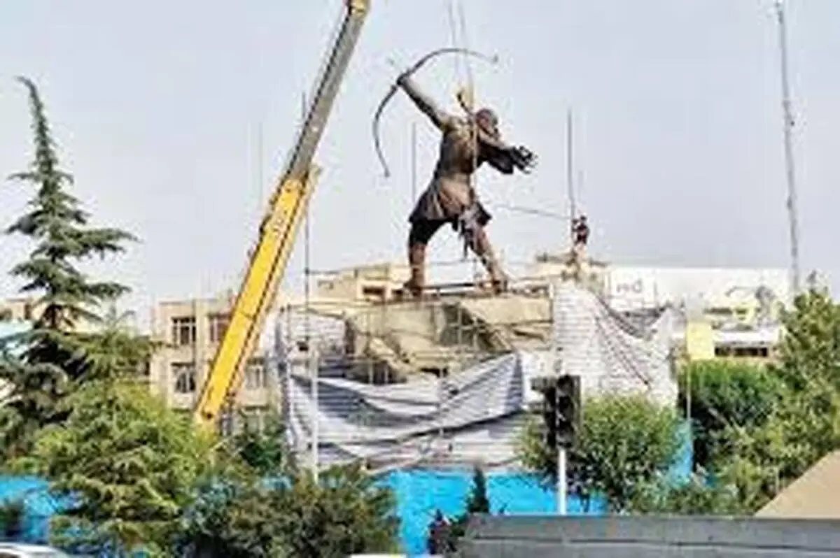 مخالفت عجیب با نماد ملی | سیکس‌پک مجسمه آرش کمانگیر "تحریک‌کننده" خوانده شد +ویدئو