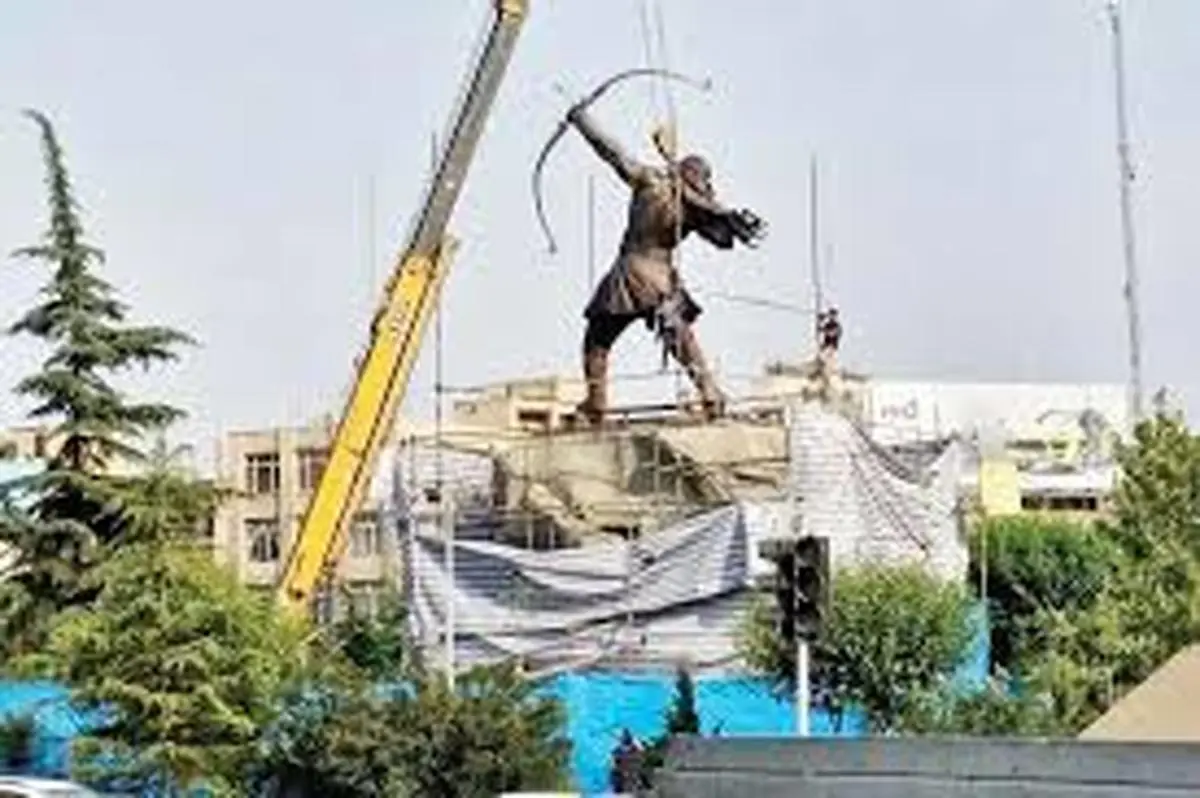 مخالفت عجیب با نماد ملی | سیکسپک مجسمه آرش کمانگیر "تحریککننده" خوانده شد +ویدئو