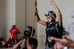  تظاهرات   |    آمریکایی‌ها  علیه تبعیض نژادی در این کشور تظاهرات کردند. (+عکس) 