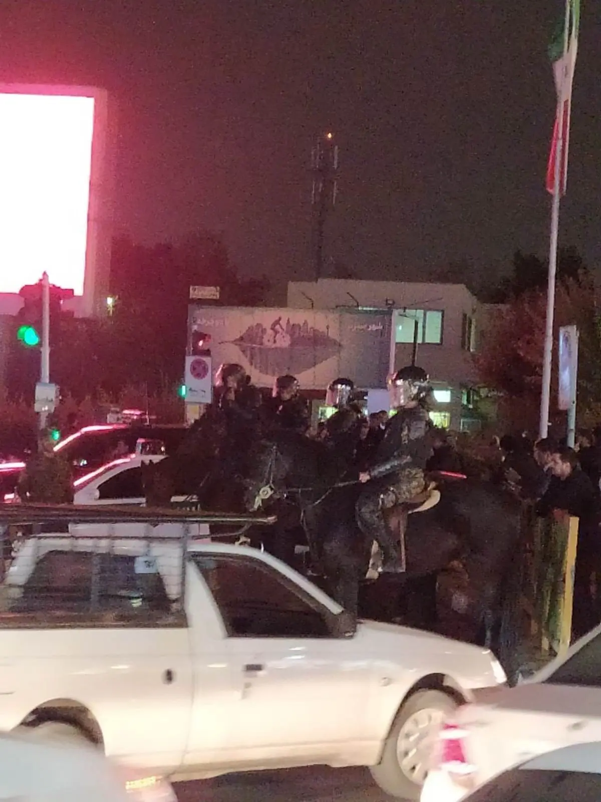 پلیس اسب‌سوار در فلکه دوم صادقیه! | تصویری از حضور متفاوتِ یگان ویژه در تهران+ویدئو 