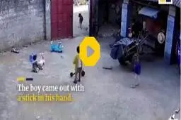 دفاع شجاعانه پسربچه 6 ساله در محافظت از خواهر و برادرش + ویدئو 