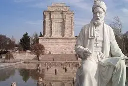 تحریف خنده دار شعر فردوسی در کتیبه‌های مترو  |  شما پله برقی ایستگاهها را درست کنید؛ از دیوار شاعران بالا نروید