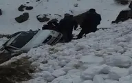 نجات مسافران سه خودروی گرفتار در بهمن+ویدئو