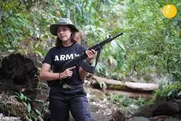 ملکه زیبایی میانمار با اسلحه به جنگ حکومت نظامیان رفت