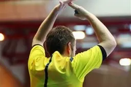  اسلحه‌کشی داور در زمین مسابقه فوتسال!+ویدئو