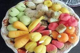 شیرینی ای که هم خوشمزه باشه هم مهمون پسند فقط همینه! | طرز تهیه شیرینی بادام با طرح میوه +ویدئو
