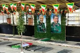 سنگ مزار سردار شهید قاسم سلیمانی مطابق وصیتنامه او نصب شد 