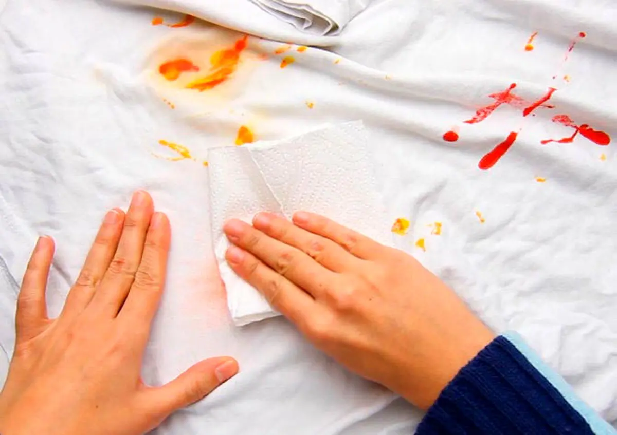 اگر ناخن هات یا لباست  با زردچوبه  رنگ گرفته با این ترفند از بین ببرش | راهکاری ساده برای از بین بردن لکه زرد چوبه از روی اجسام و دست