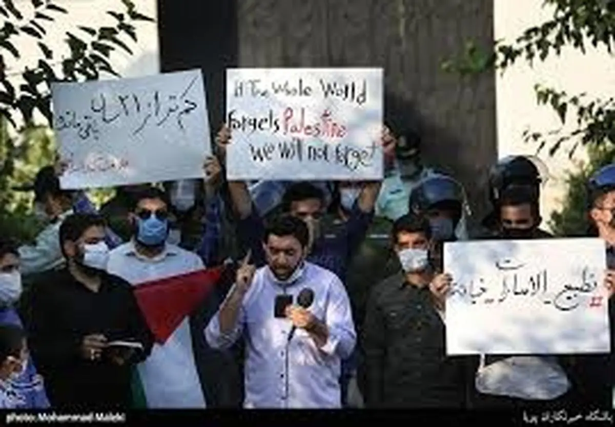  دانشجویان ایرانی در برابر سفارت امارات در تهران تجمع کردند.