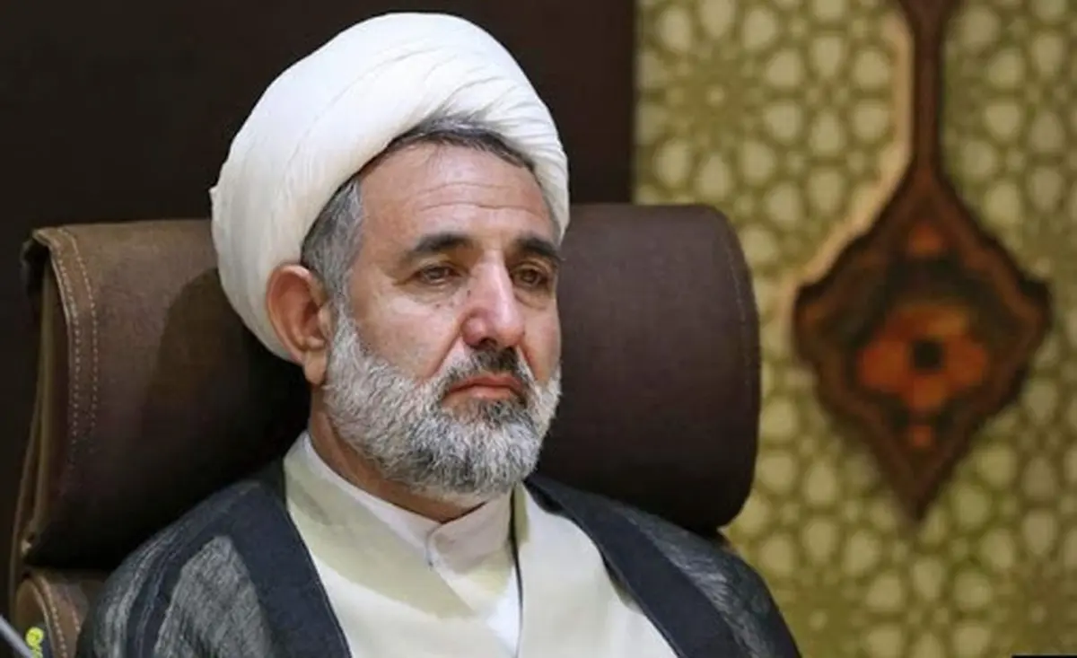 
 تبعیت از فرامین الهی ولی امرم را از اوجب واجبات میدانم
