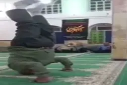 نمازت را بخوان و راه خود گیر و برو! | حرکات عجیب و ژانگولری در مسجد+ویدئو 