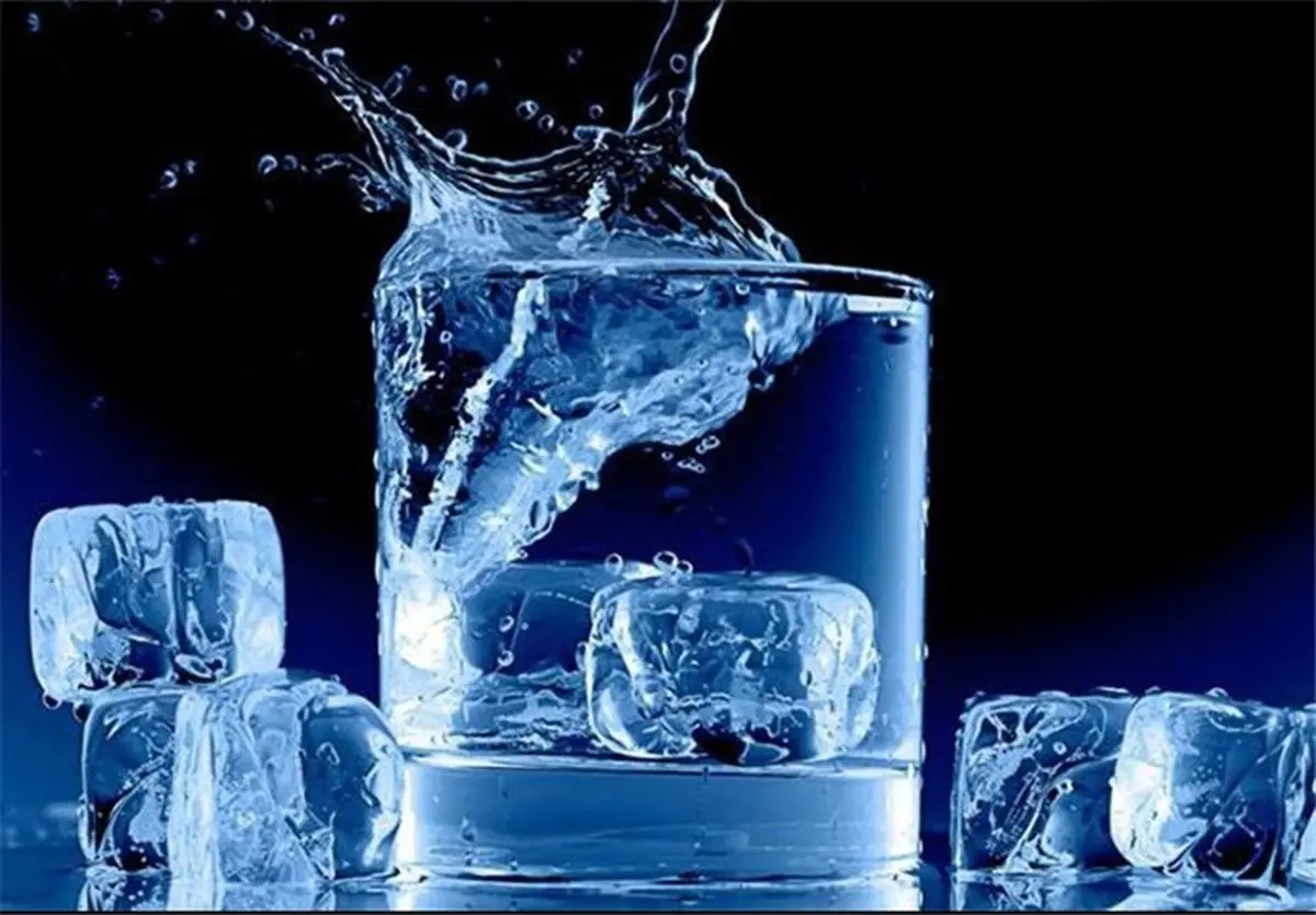 نوشیدن آب یخ  با بدنتان چه میکند ؟