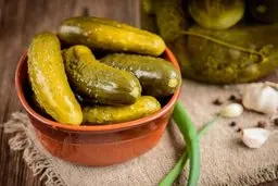 طرز تهیه خیار شور تخمیری پروبیوتیک + ویدیو 