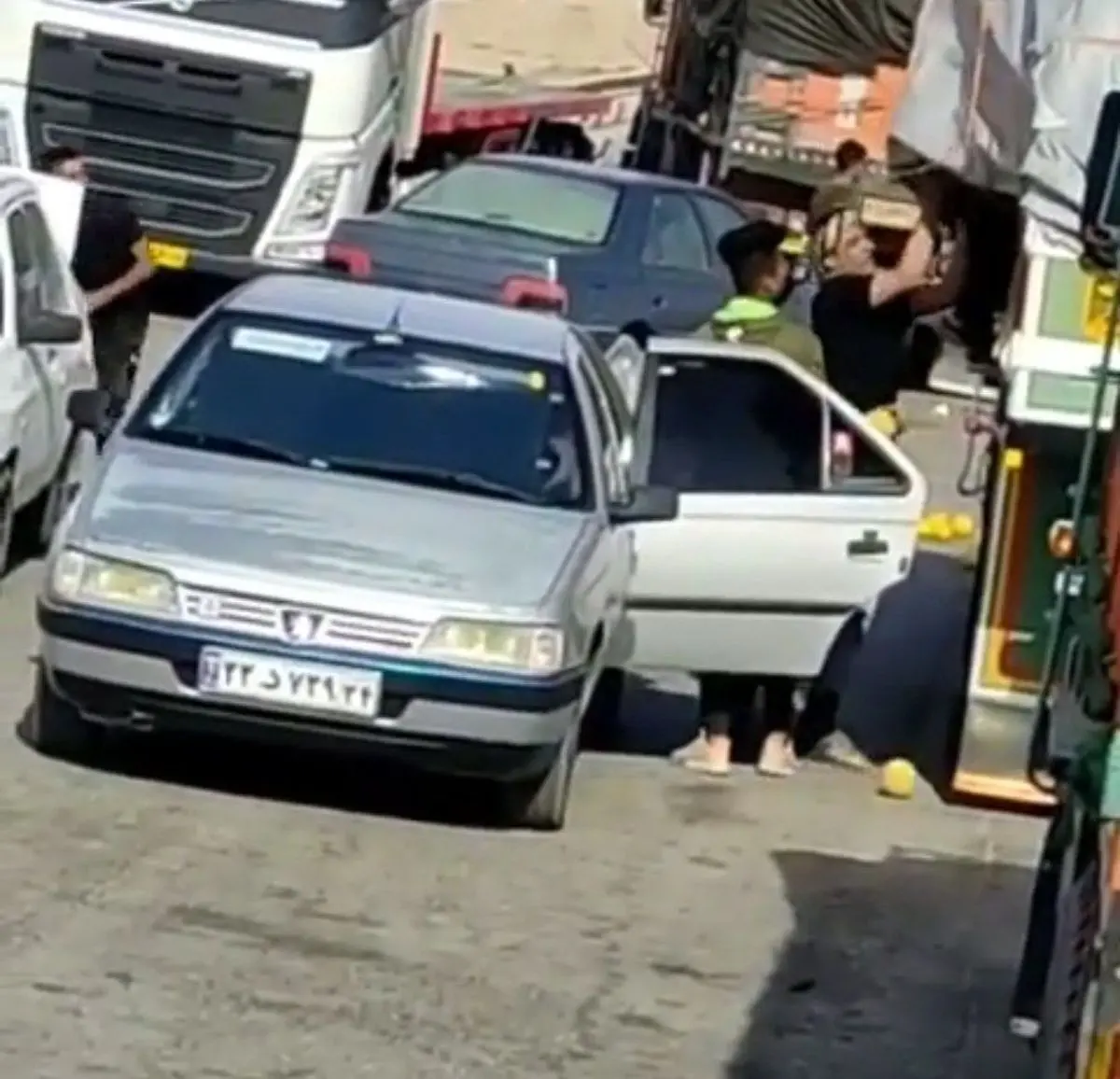 سرقت بار کامیون در روز روشن و استیصال راننده+ویدئو 