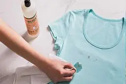 به سادگی لکه های روی لباس تان را پاک کنید | ترفندی برای رفع لکه‌ های مختلف روی لباس 