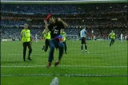 نقش یار دوازدهم در زمین فوتبال! | ورود غیرقانونی تماشاگر به زمین و یک دفاع جانانه + ویدئو