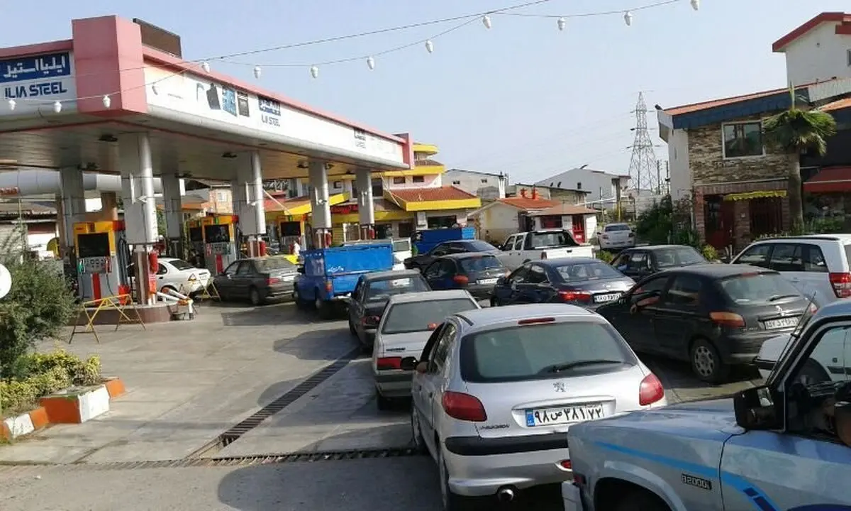 صف طولانی پمپ بنزین های شهر خوی | مردم آواره کوچه و خیابان شدند + ویدئو