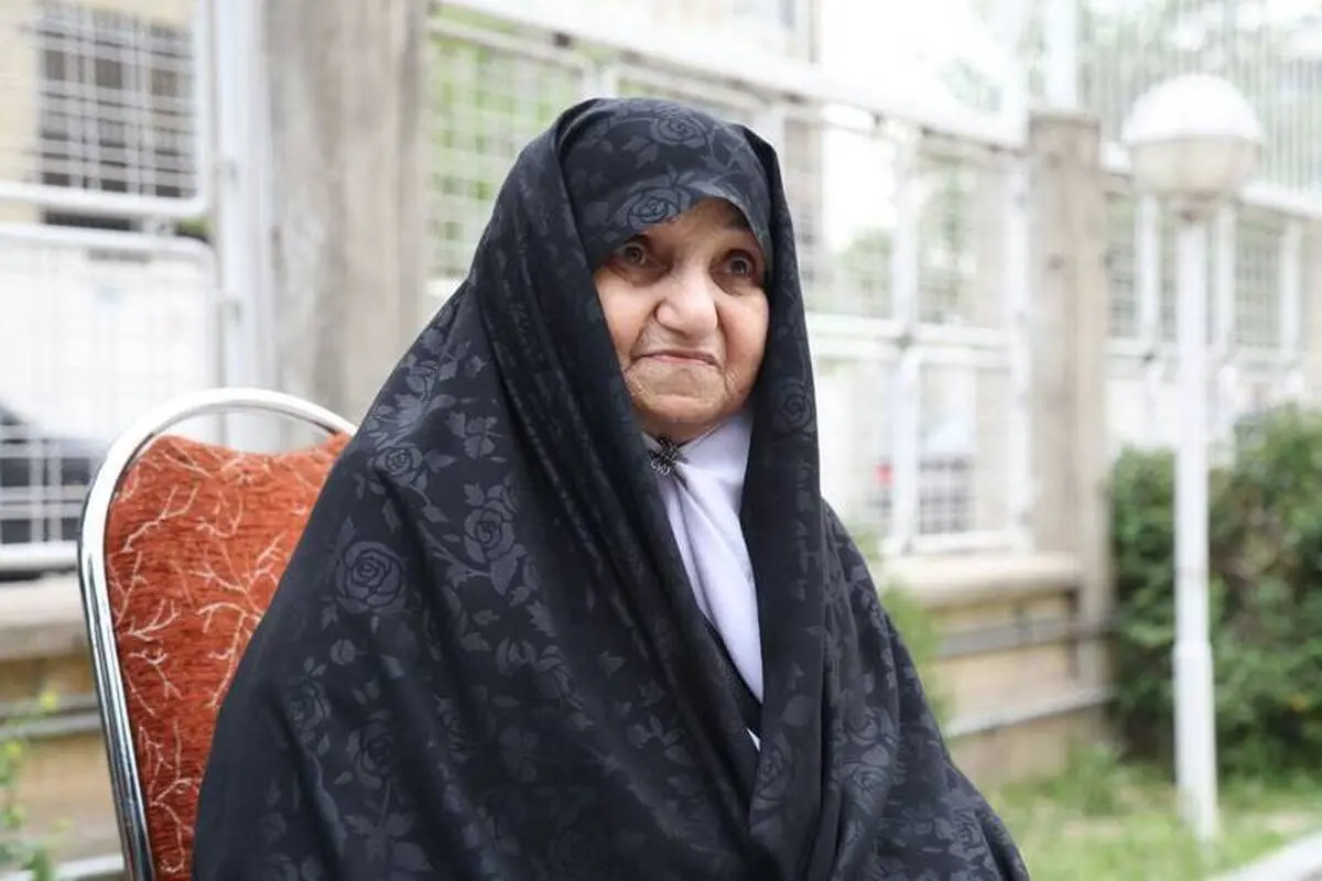 اولین تصاویر بعد از اعلام خبر شهادت به مادر آیت الله رئیسی +ویدئو