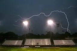 صاعقه شدید وسط بازی فوتبال | بازیکن فوتبال درجا جان باخت + لحظه برخورد صاعقه به فوتبالیست