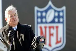 مجسمه جری ریچاردسون از بیم حمله معترضان برچیده شد