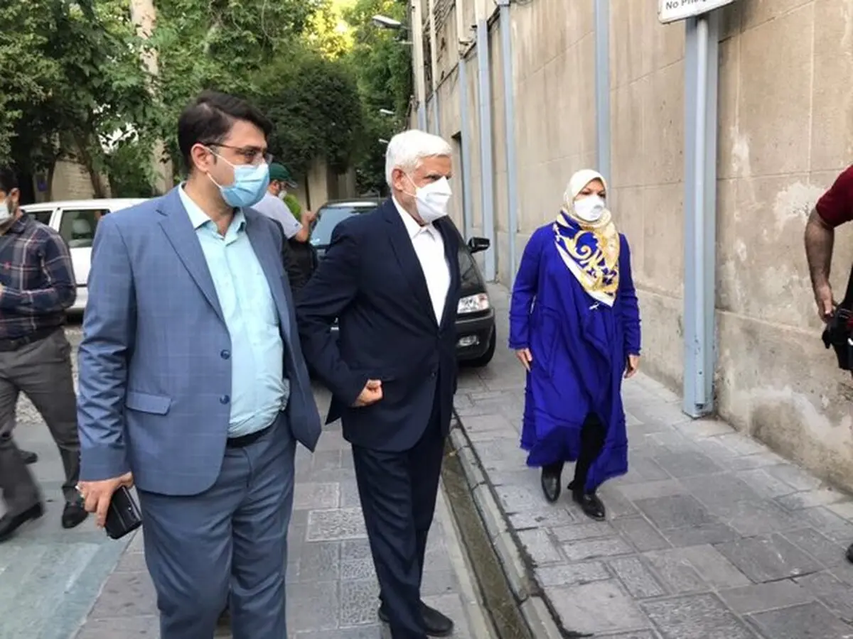 محمدرضا عارف با همسرش در انتخابات حضور یافت 