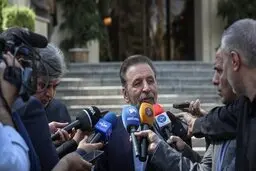 واعظی: آغاز به کار کسب‌وکارها به معنای عادی شدن شرایط کشور نیست
