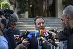 واعظی: آغاز به کار کسب‌وکارها به معنای عادی شدن شرایط کشور نیست