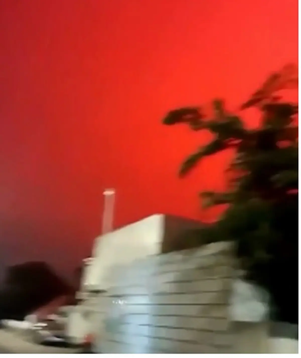 پدیده آب و هوایی آسمان سرخ در شهر بندری ژوشان چین + ویدئو