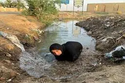 سلوا لطیفی در حال تلاش برای باز کردن راه آب با دستانی نحیف