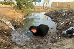 سلوا لطیفی در حال تلاش برای باز کردن راه آب با دستانی نحیف