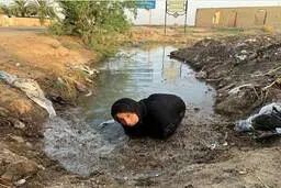 سلوا لطیفی در حال تلاش برای باز کردن راه آب با دستانی نحیف