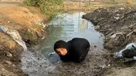 سلوا لطیفی در حال تلاش برای باز کردن راه آب با دستانی نحیف