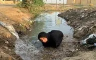 سلوا لطیفی در حال تلاش برای باز کردن راه آب با دستانی نحیف