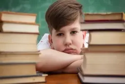 افزایش سن ورود به مدرسه چه مزایایی دارد؟ | چرا می‌گویند کودک یک سال دیرتر به مدرسه برود بهتر است؟ +ویدئو