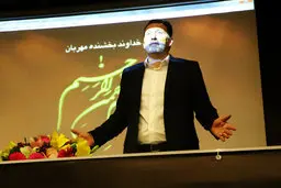 تاج حقیقت را می‌گوید