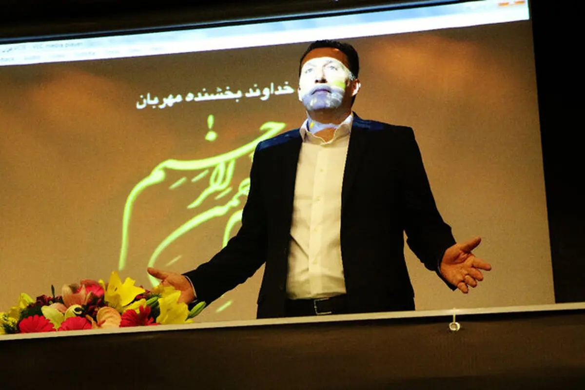 تاج حقیقت را می‌گوید