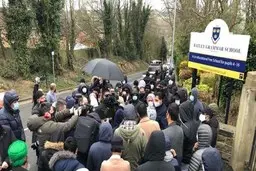 
دبیرستانی در انگلیس ناچار به عذرخواهی شد 
