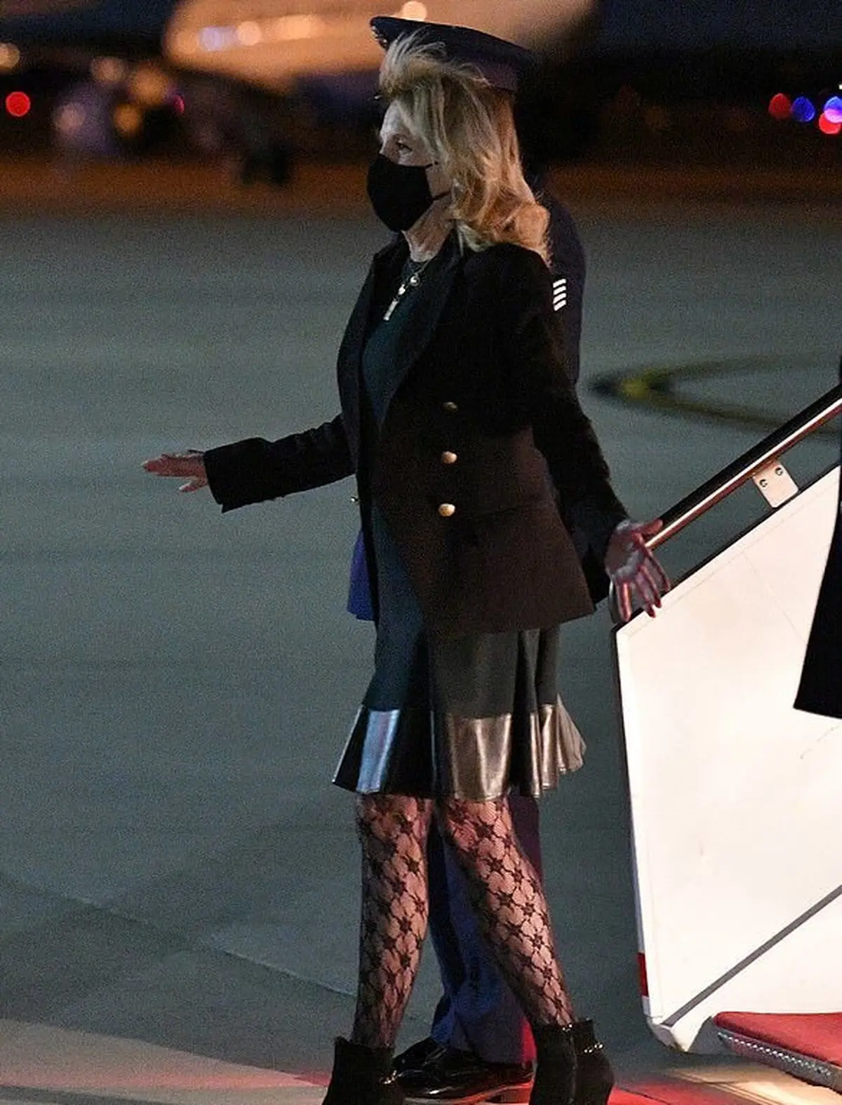 جنجال آمریکایی ها بر سر جوراب شلواری همسر جو بایدن+عکس| حمله کاربران توئیتری به خاطر جوراب شلواری همسر جو بایدن!