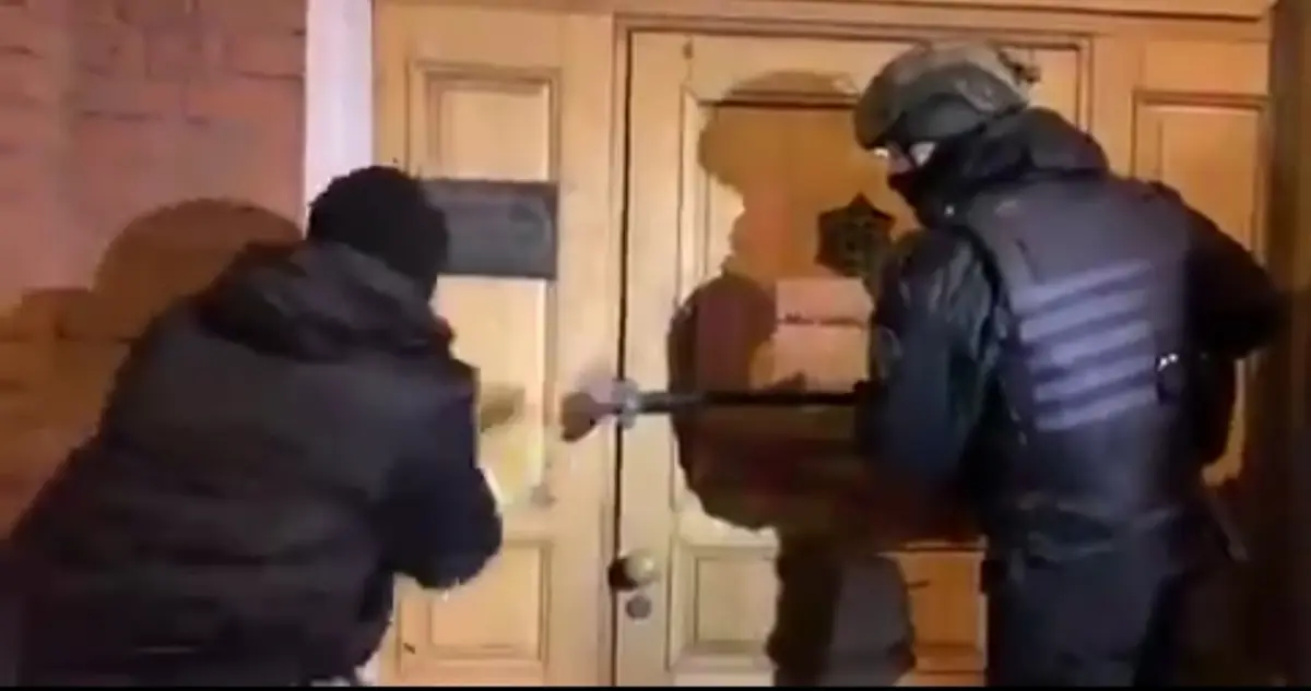 نحوه عمل پلیس روسیه در برخورد با مهمانی مخفیانه + ویدئو