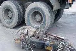  لحظه وحشتناک سقوط شیشه روی سر موتورسوار | موتورسوار جان باخت+ویدئو