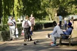 آفتاب، لندنی‌ها را از قرنطینه خانگی بیرون کشید 